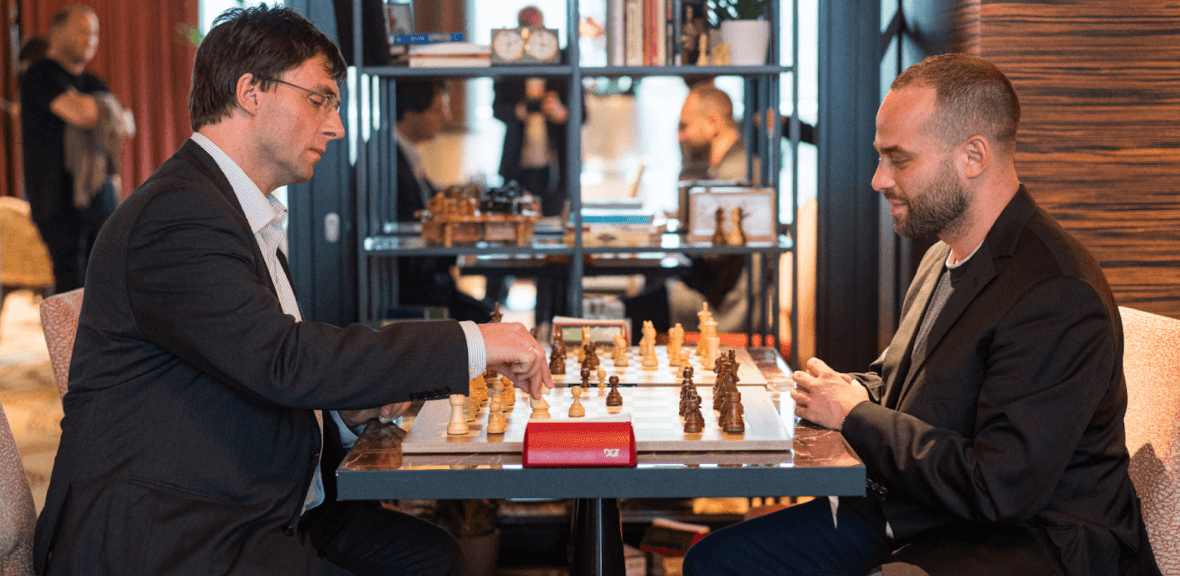 Wadim Rosenstein mit Dr. Marcus Optendrenk, Finanzminister des Landes Nordrhein-Westfalen. | Foto: Lennart Ootes/WR Chess