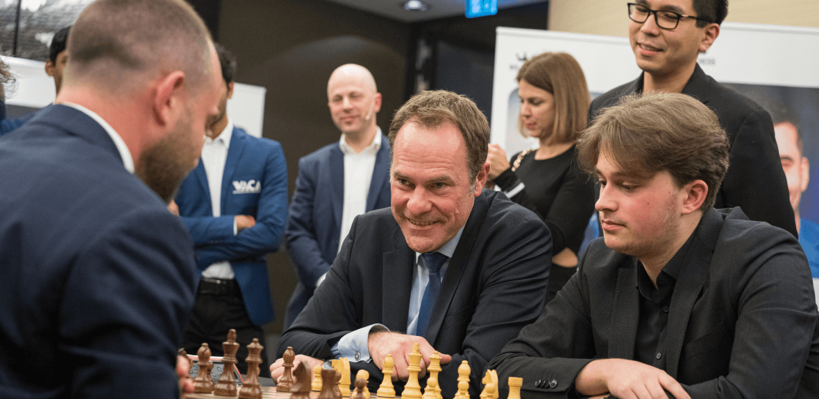Wadim Rosenstein am Brett mit Dr. Stephan Keller, Oberbürgermeister von Düsseldorf und Schirmherr des ersten WR Chess Masters 2023, sowie Vincent Keymer, Deutschlands bester und hoffnungsvollster Schachspieler seit Jahrzehnten. Keller überreichte Rosenstein bei der Abschlussfeier einen Ehrenteller der Stadt dafür, dass er ein Weltklasseturnier nach Düsseldorf geholt hat.