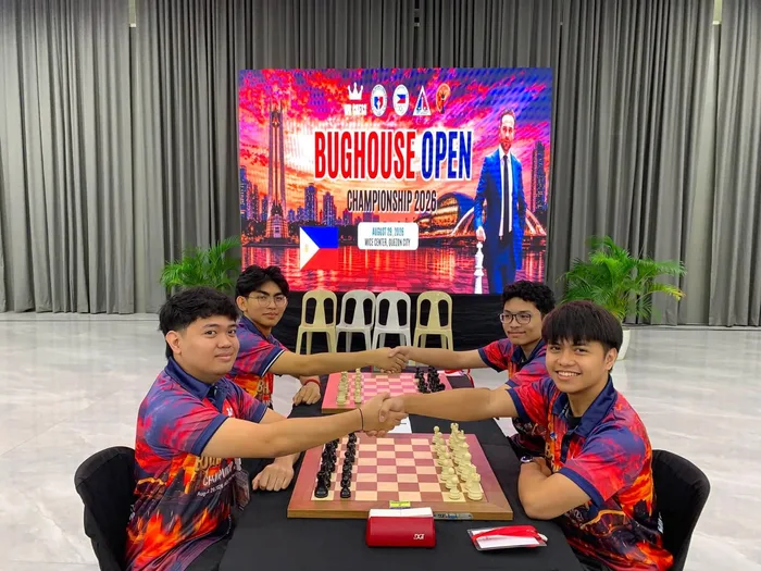 Handshakes across the two boards before a bughouse match