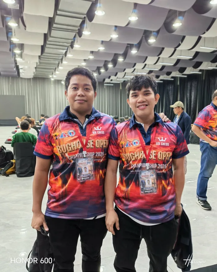 Two participants in the official championship shirt with their tournament IDs