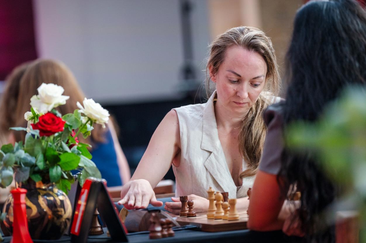 Elisabeth Pähtz at the board in Saint-Tropez