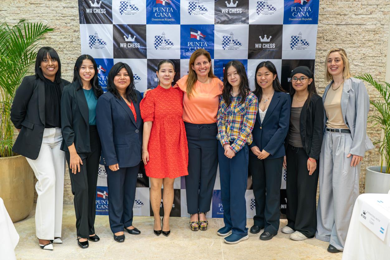 The participants with Tournament Director Martha Fierro