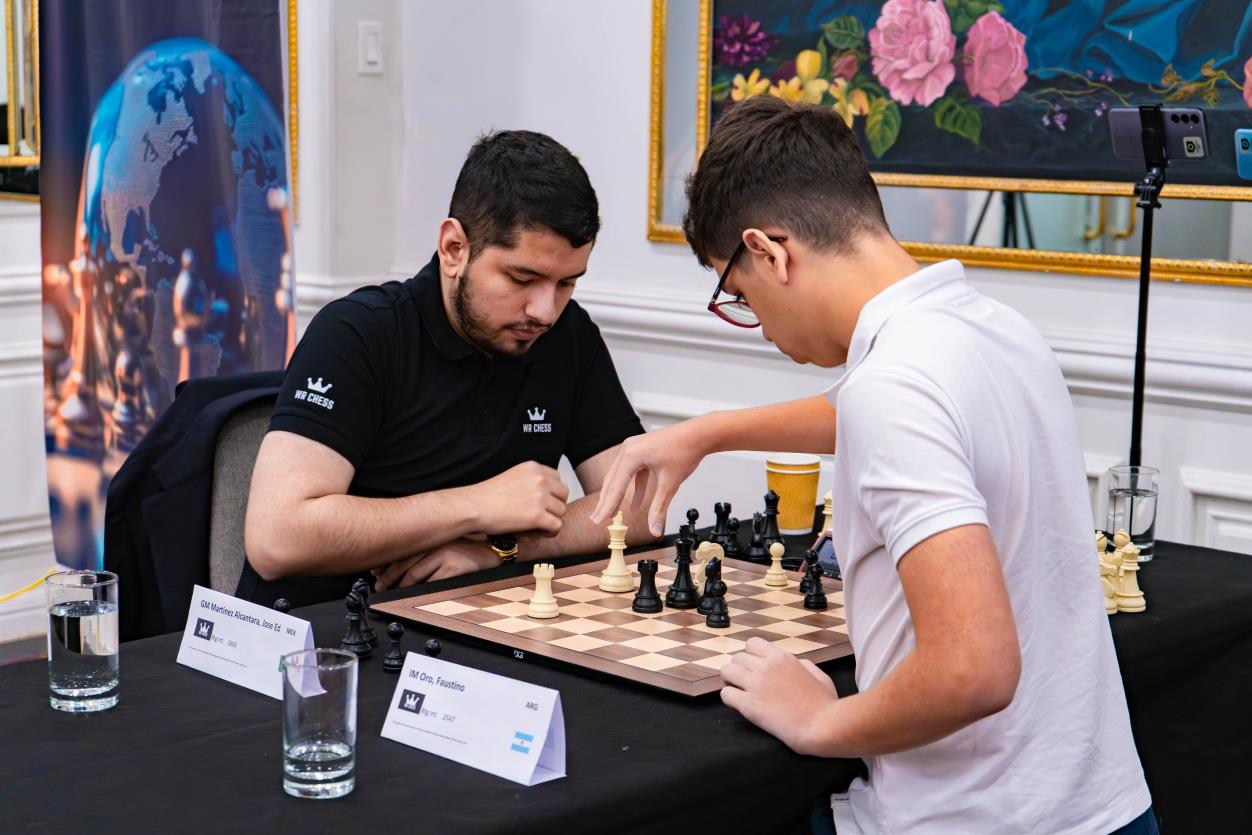 Faustino Oro (right) and José Martínez Alcántara in their match in Lima