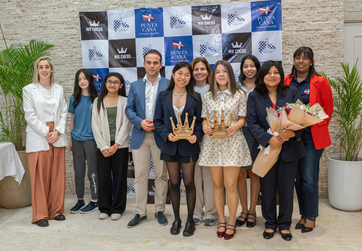 The players with organisers Wadim Rosenstein and Martha Fierro at the closing ceremony in Punta Cana