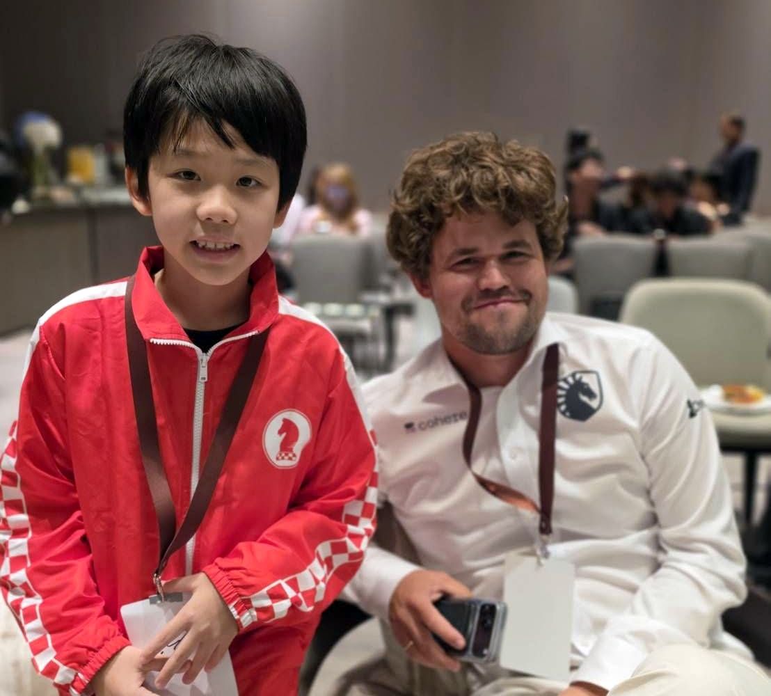 Pakornnarong Liukasemsarn posing next to Magnus Carlsen