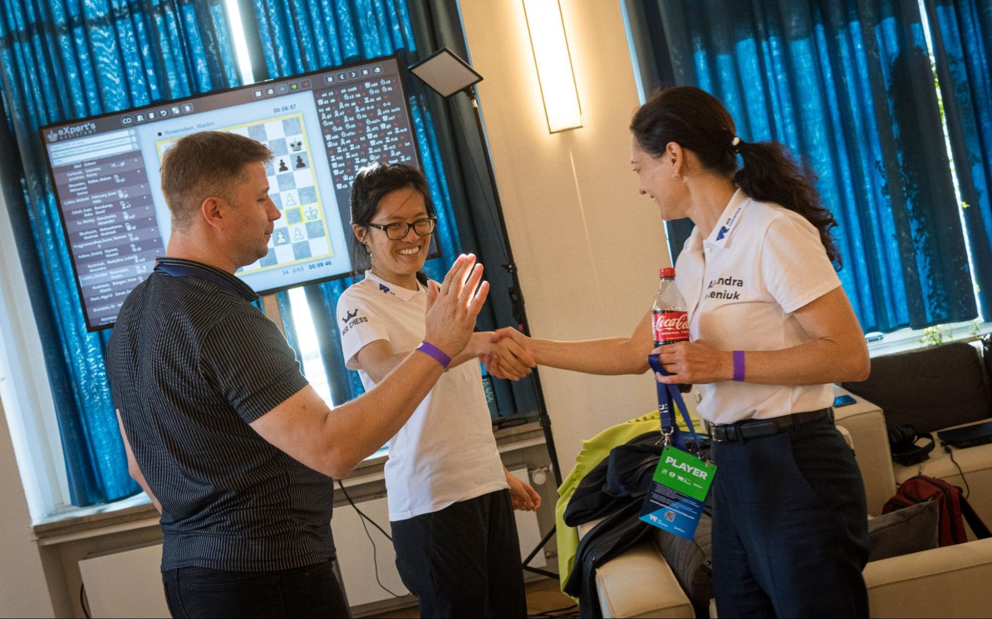 Hou Yifan and Alexandra Kosteniuk prove to be team players: they prepare for the games together, and then Hou Yifan sweeps every opponent off the board with the white pieces, while Kosteniuk is invincible with the black pieces. | Photo: Lennart Ootes/WR Chess FIDE Rapid Team World Championship in Dusseldorf