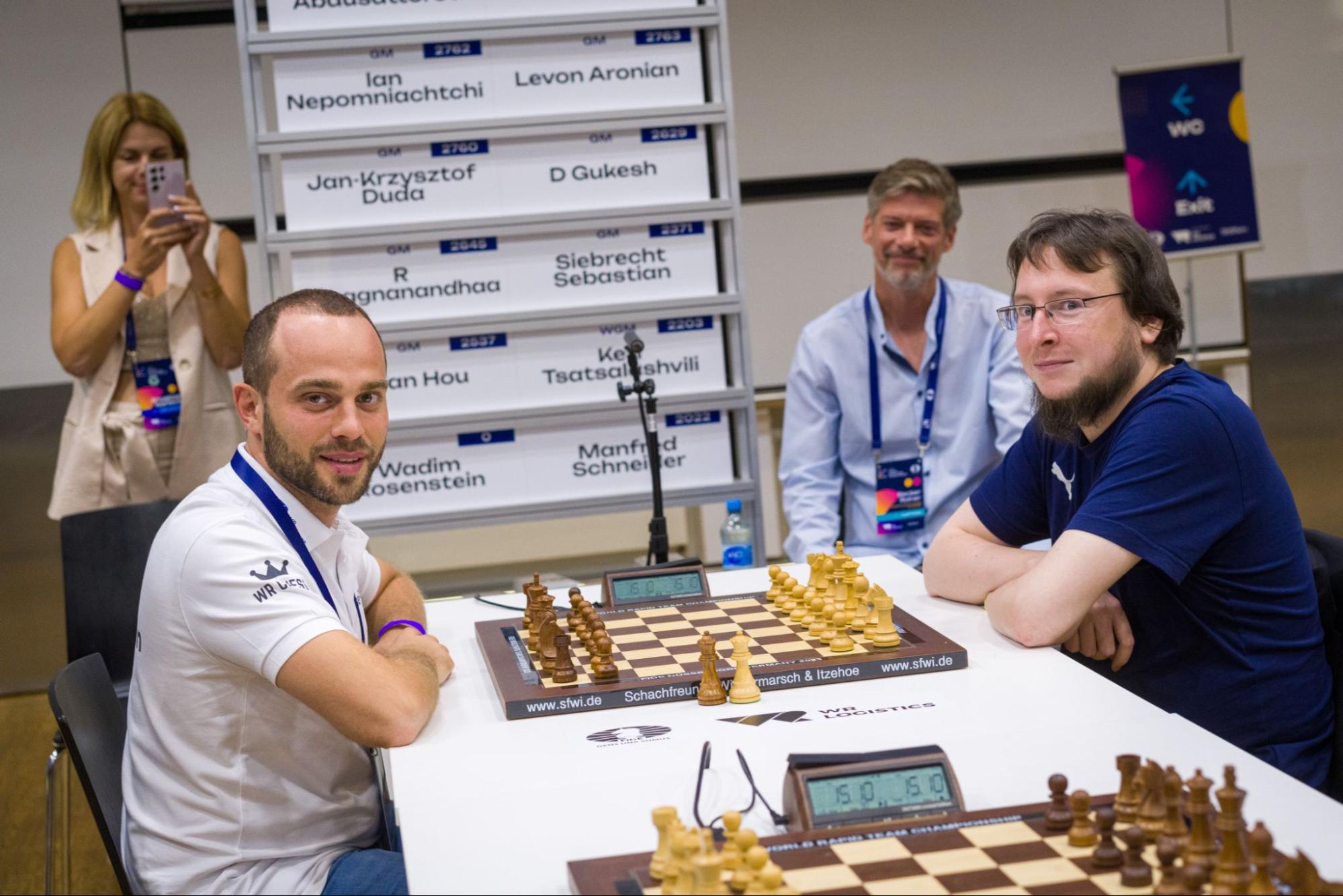 Old friends: Wadim Rosenstein against Manfred Schneider. Rainer Becker (2nd from right) acts as the captain of the Kompetenzakademie Allstars. | Photo: Lennart Ootes/WR Chess FIDE Rapid Team World Championship in Dusseldorf