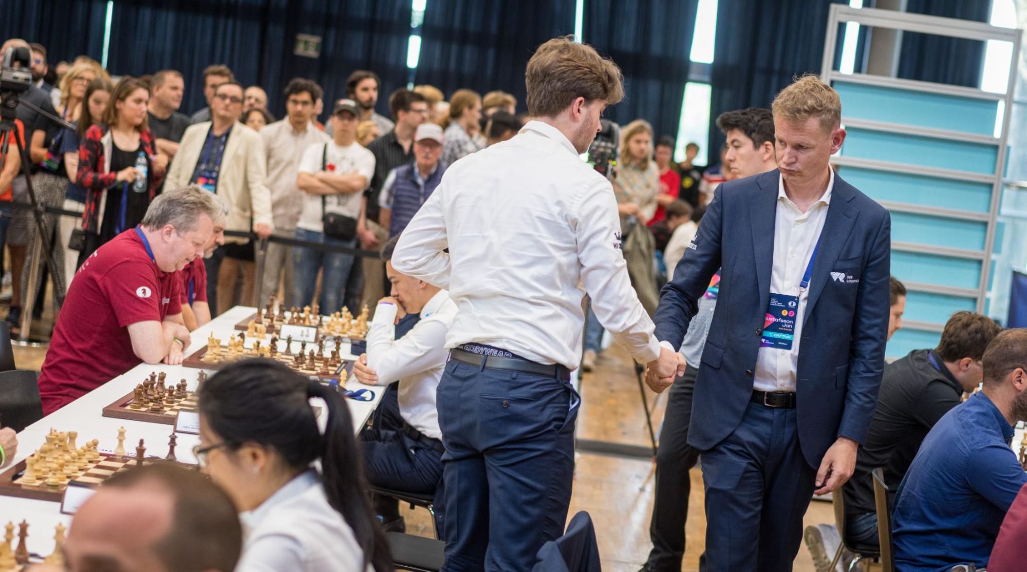 Well done, boy!: Coach Jan Gustafsson congratulates Vincent Keymer. | Photo: Lennart Ootes/WR Chess Rapid Team World Championship 2023