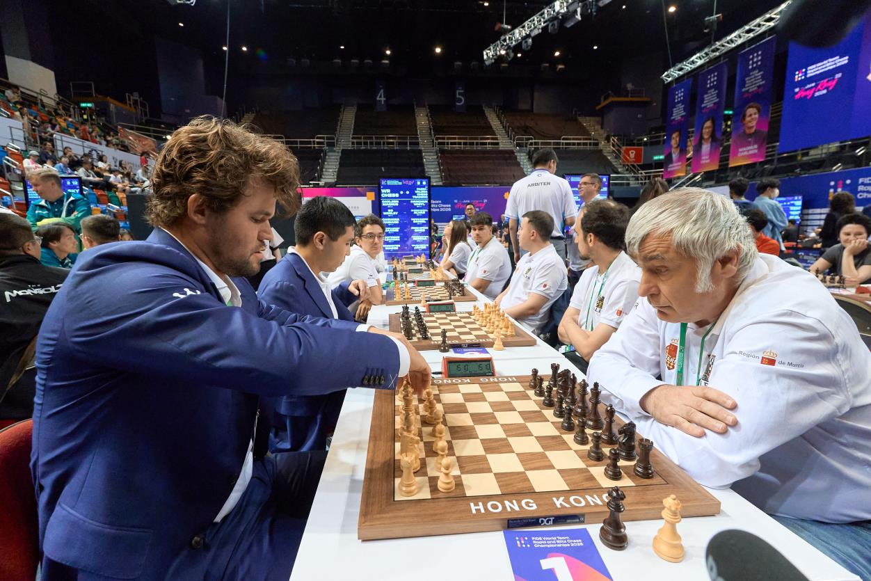 Magnus Carlsen playing Vasyl Ivanchuk